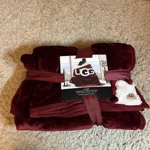 BRAND NEW ugg avery oversized throw for two MARROON